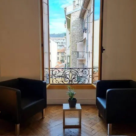 Cozy 15min Walk From The Beach 70m2 * 니스