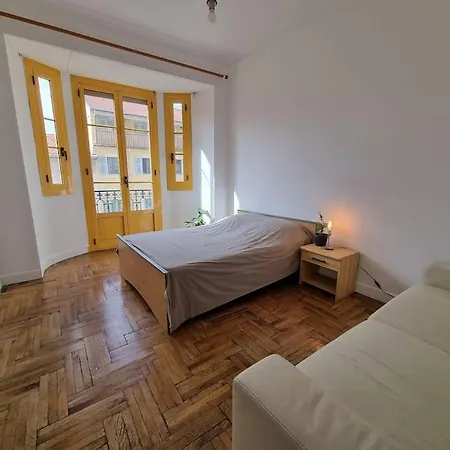 Cozy 15min Walk From The Beach 70m2 아파트 *