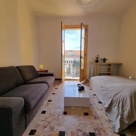Cozy 15min Walk From The Beach 70m2 *